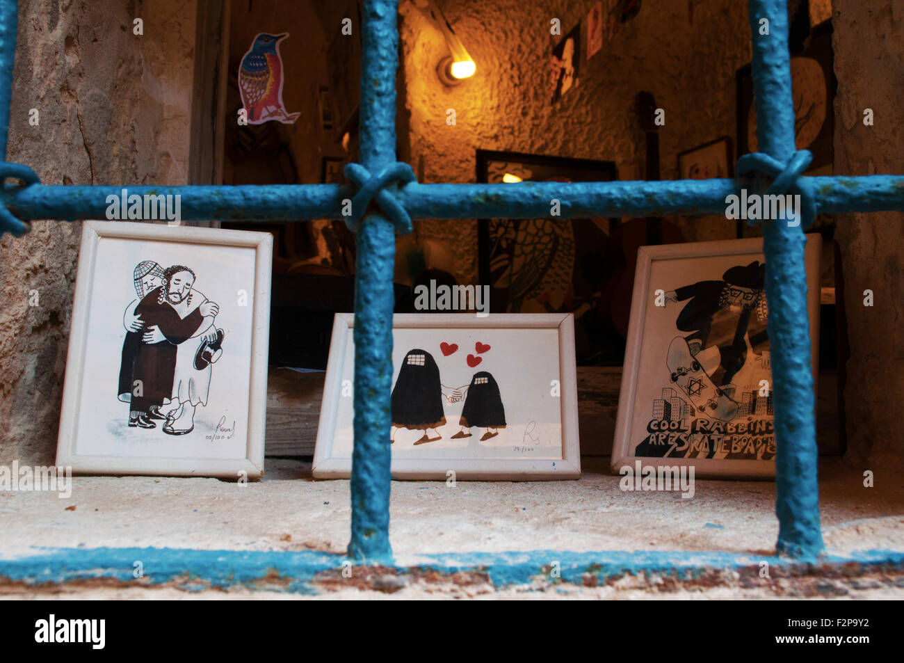Jaffa, artes y artesanías hechas a mano de imágenes, drawning, artista, Israel, musulmán, abrazo, hombre judío, la integración, la convivencia, la tolerancia, la paz, simbólico Foto de stock