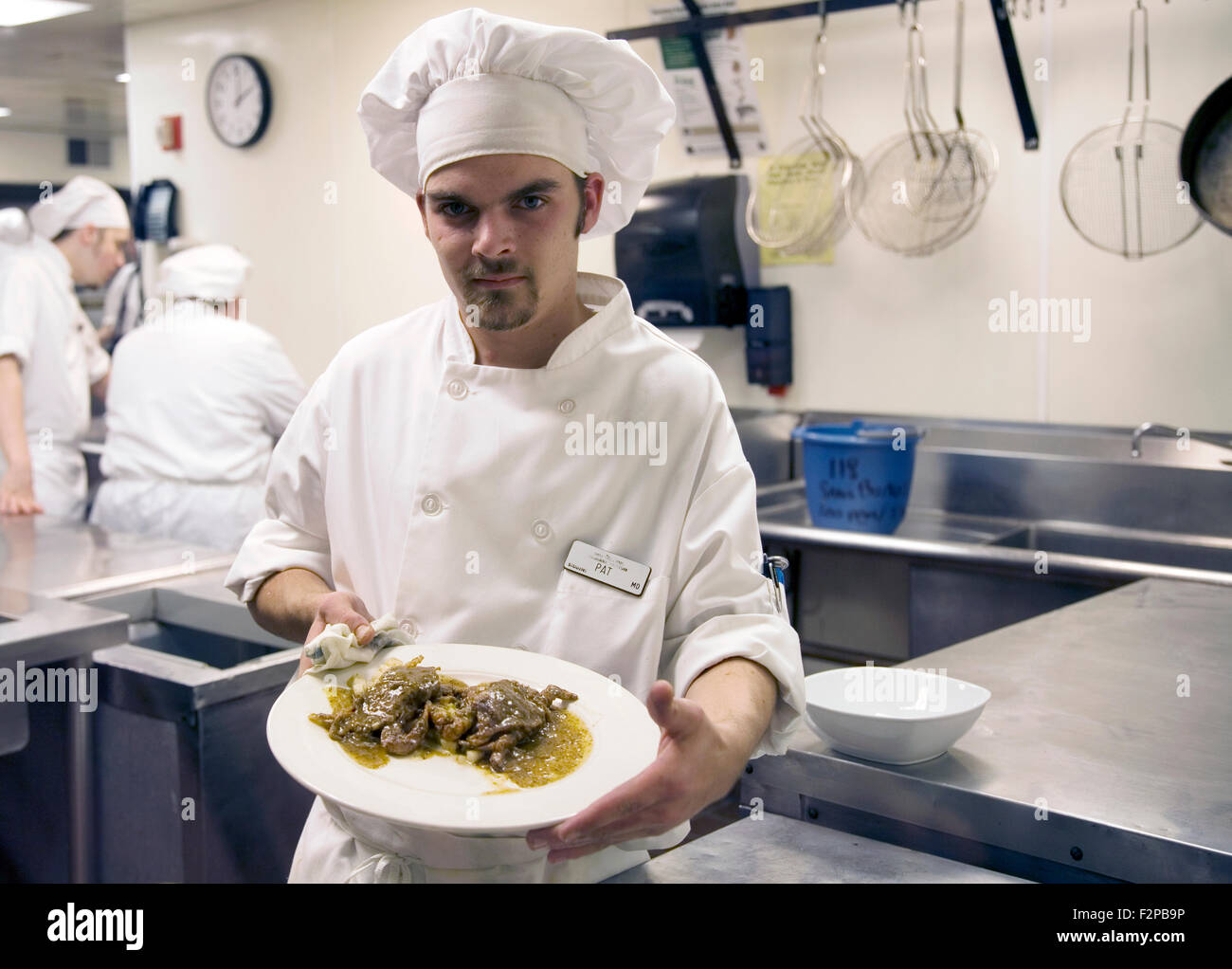 En este trabajo, los estudiantes de cocina en el New England Culinary Institute preparar platos para el público, Vermont, EE.UU. Foto de stock