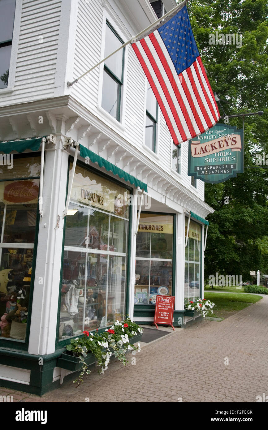 Escena callejera con bandera americana, Stowe, Vermont, EE.UU. Foto de stock