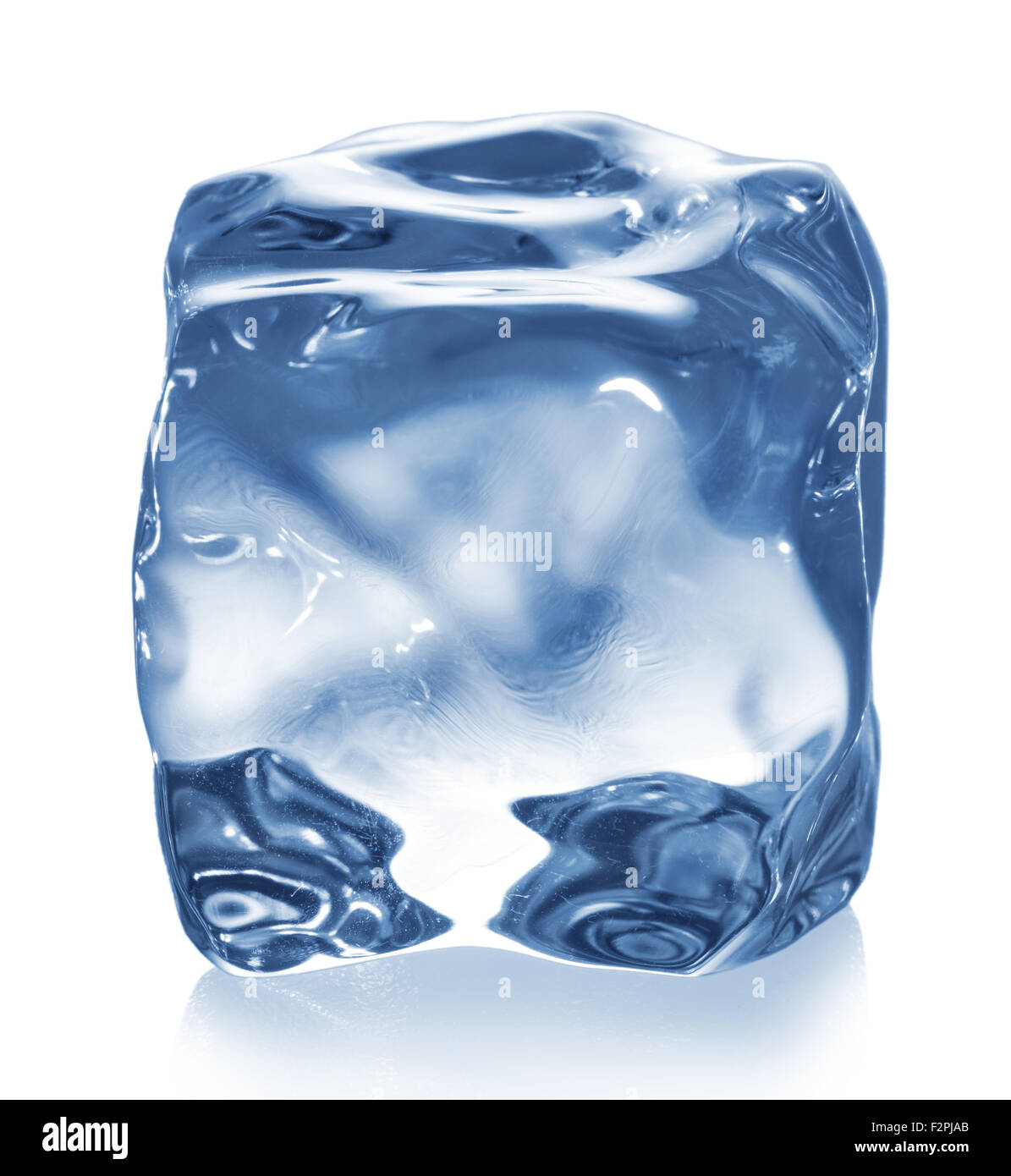 Cubo de hielo aislado en blanco. Foto de stock