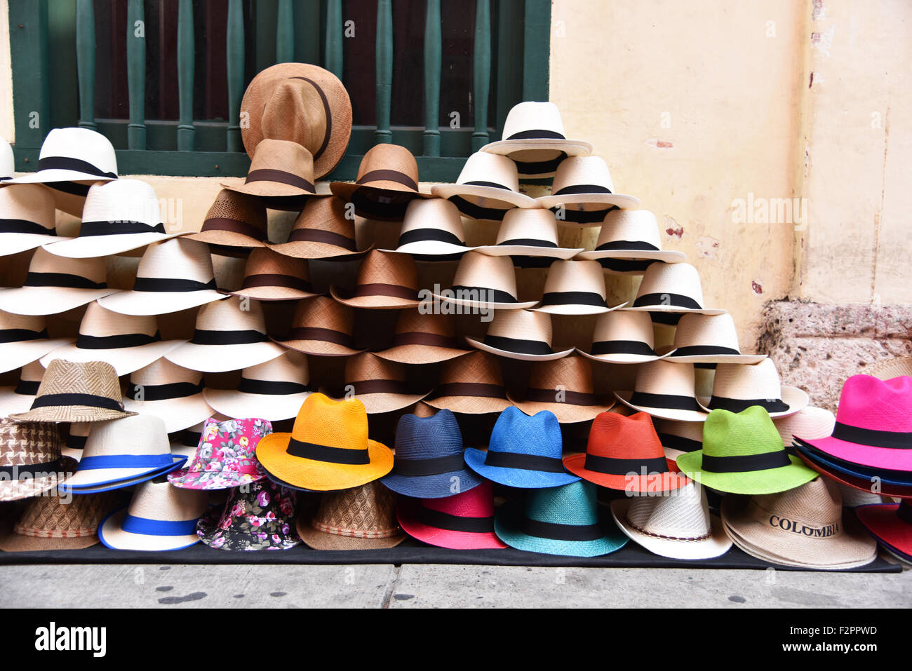 Coloridos sombreros en Cartagena de Indias, Colombia Foto de stock