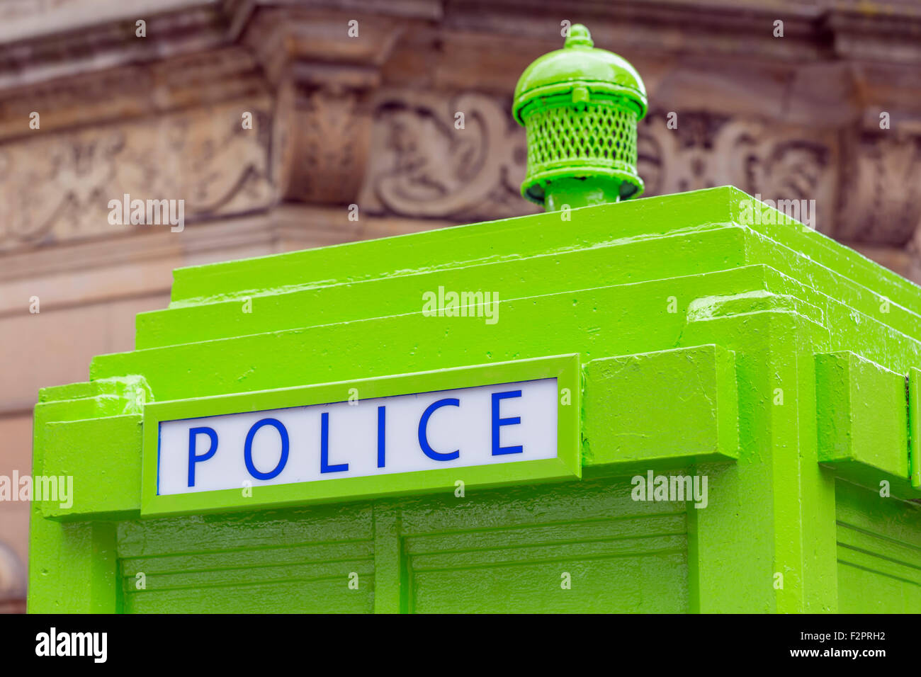 La caja de teléfono de la policía pintó verde lima en Glasgow, Escocia, Reino Unido Foto de stock