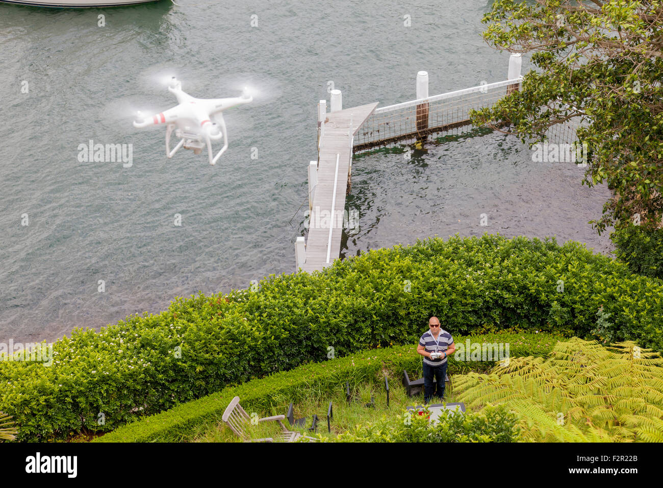 Una vista desde arriba de un Drone volando con un gimbal y cámara conectada. Foto de stock