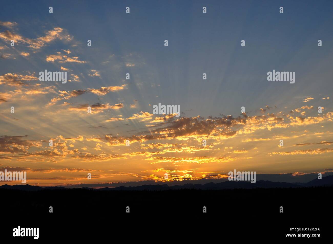 Atardecer con rayos crepusculares en las Montañas Olímpicas Fotografiado cerca de Shelton, WA, EE.UU. Foto de stock