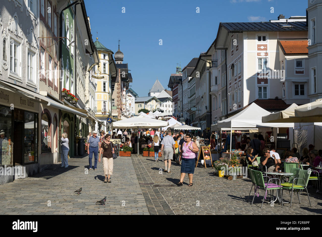 Calle peatonal, Market Street, con restaurantes, Bad Tölz, Alta Baviera, Baviera, Alemania Foto de stock