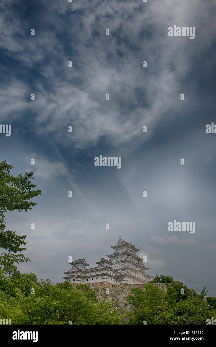 El Castillo de Himeji, Japón es uno de los sitios de Patrimonio Mundial de la UNESCO con un cielo azul y formaciones nubosas sobrecarga Foto de stock