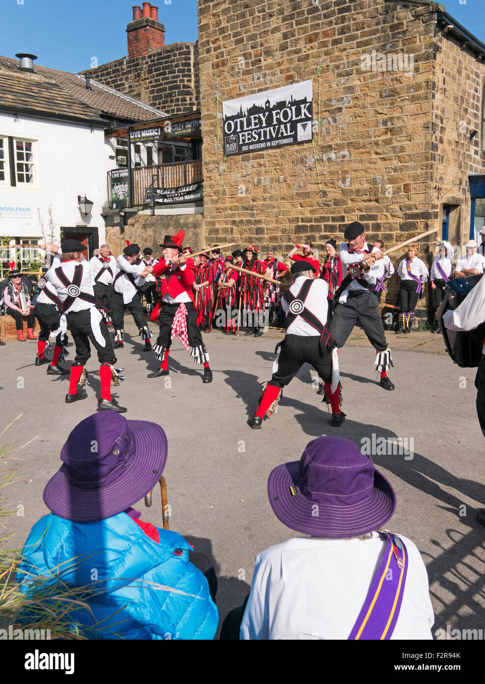 Grupo de Baile de Bastones de gran Yorkshire Morris realice en Otley Folk Festival 2015, West Yorkshire, Inglaterra, Reino Unido. Foto de stock