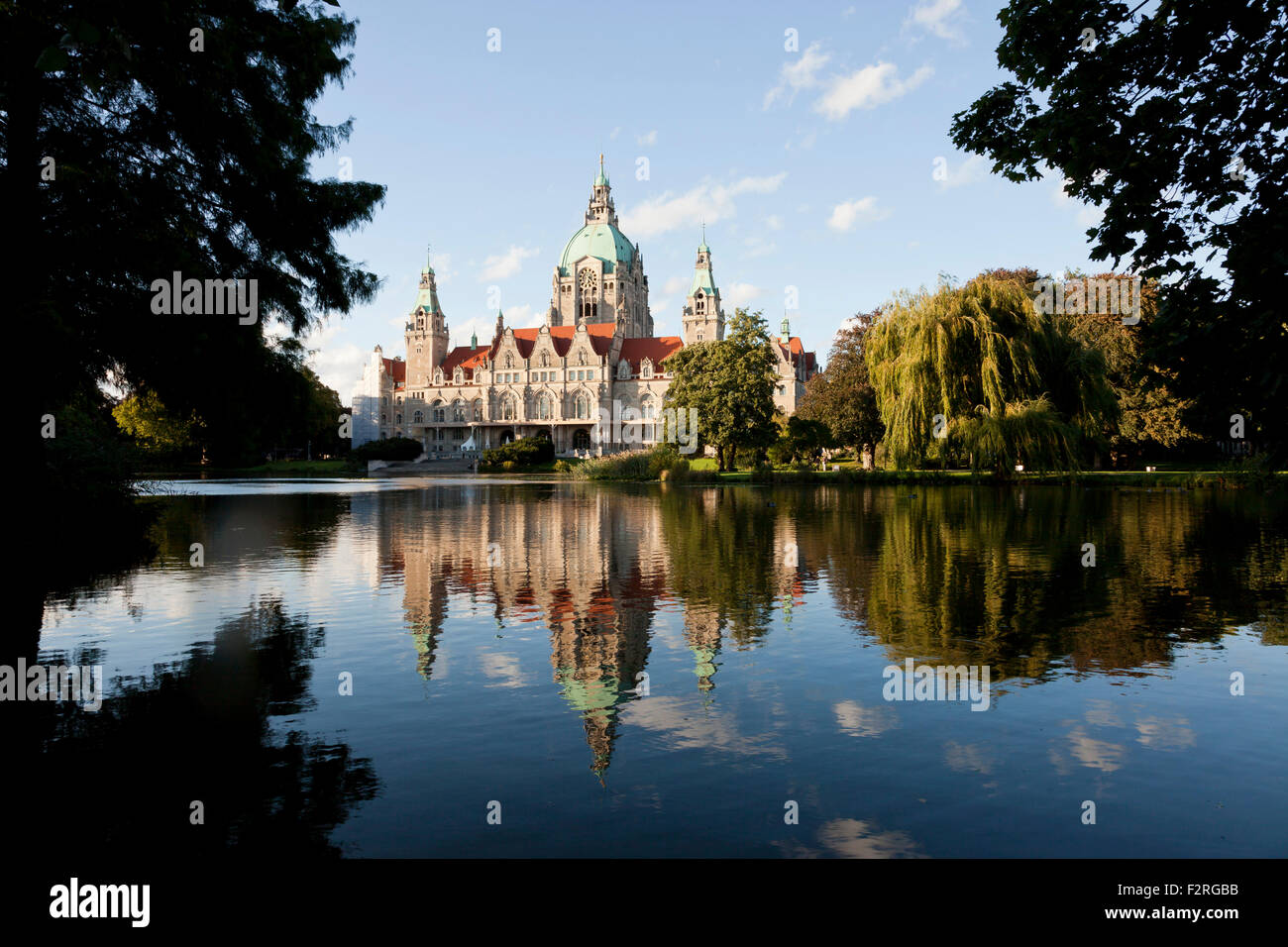 El Nuevo Ayuntamiento y el lago Maschteich en Hannover, Baja Sajonia, Alemania Foto de stock