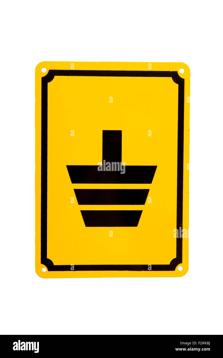 Masa eléctrica símbolo amarillo, aislado en blanco Foto de stock