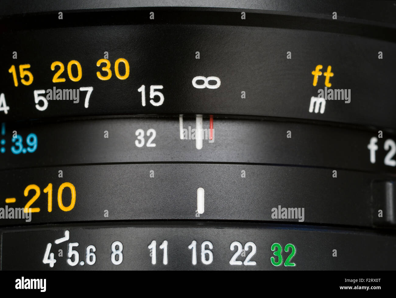 DOF y escala de distancia en la lente de la cámara. Foto de stock