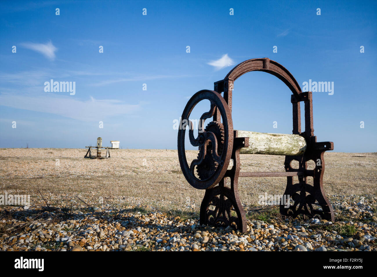 Malacate antigua maquinaria abandonada en la playa de guijarros de Dungeness, Kent, Inglaterra, Reino Unido. Foto de stock