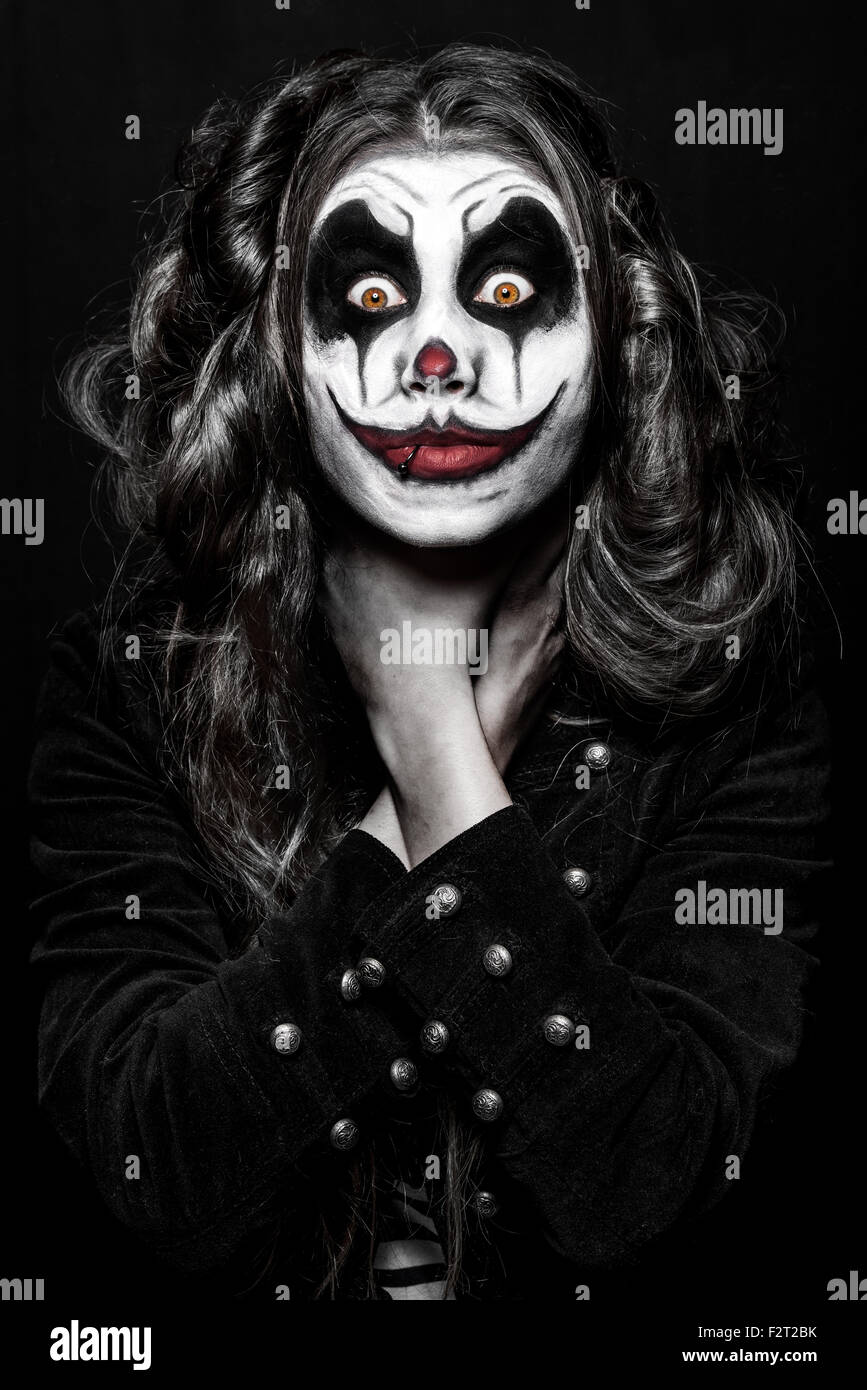 Un terrorífico mal payaso chica con un malvado maquillaje Fotografía de  stock - Alamy