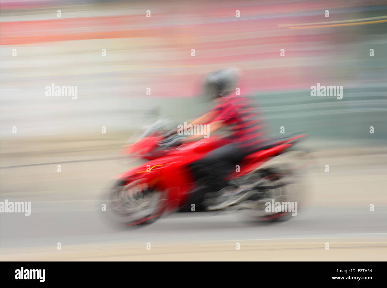 Motocicleta en movimiento borrosa Foto de stock
