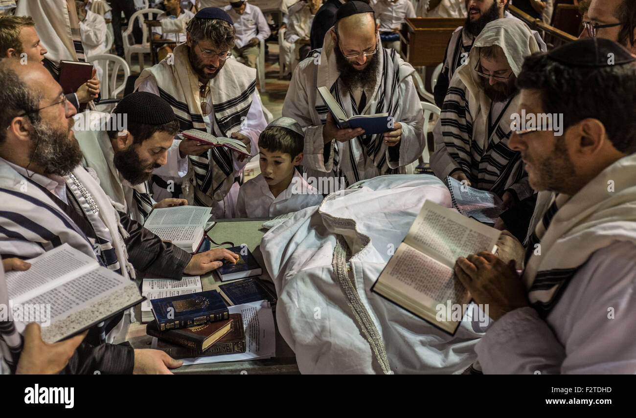 (150924) - JERUSALÉN, 24 de septiembre de 2015 (Xinhua) -- Ultra-Orthodox hombres judíos orar en el Muro Occidental Durante Yom Kippur en la Ciudad Vieja de Jerusalén, el 23 de septiembre, 2015. El Yom Kipur, el día de la Expiación judío y el día más sagrado del calendario judío, descendió desde el atardecer del 22 de septiembre al atardecer del 23 de septiembre de este año. Yom Kipur, también conocido como el día de la Expiación, es el día más sagrado del año en el judaísmo. Sus temas centrales son la expiación y arrepentimiento. Tradicionalmente, las personas judías observar este día santo con un período aproximado de 25 horas de ayuno y de intensa oración, a menudo, pasaba la mayor parte del día me Foto de stock