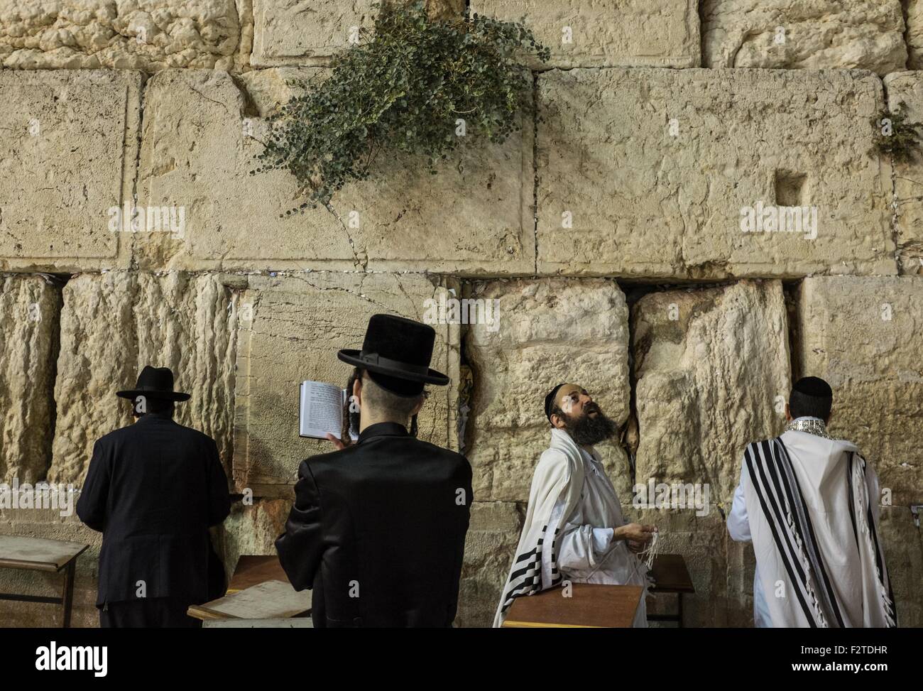 (150924) - JERUSALÉN, 24 de septiembre de 2015 (Xinhua) -- Ultra-Orthodox hombres judíos orar en el Muro Occidental Durante Yom Kippur en la Ciudad Vieja de Jerusalén, el 23 de septiembre, 2015. El Yom Kipur, el día de la Expiación judío y el día más sagrado del calendario judío, descendió desde el atardecer del 22 de septiembre al atardecer del 23 de septiembre de este año. Yom Kipur, también conocido como el día de la Expiación, es el día más sagrado del año en el judaísmo. Sus temas centrales son la expiación y arrepentimiento. Tradicionalmente, las personas judías observar este día santo con un período aproximado de 25 horas de ayuno y de intensa oración, a menudo, pasaba la mayor parte del día me Foto de stock