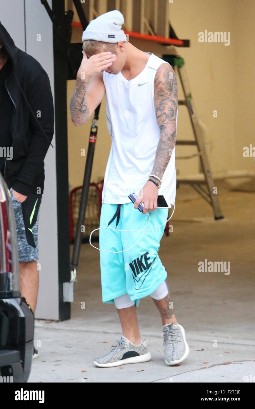 Justin Bieber sale del apartamento de un amigo que llevaba zapatillas ropa y llevar un iPhone y con: Justin donde: Los Angeles, California, Estados Unidos Cuándo: 23 Jul 2015