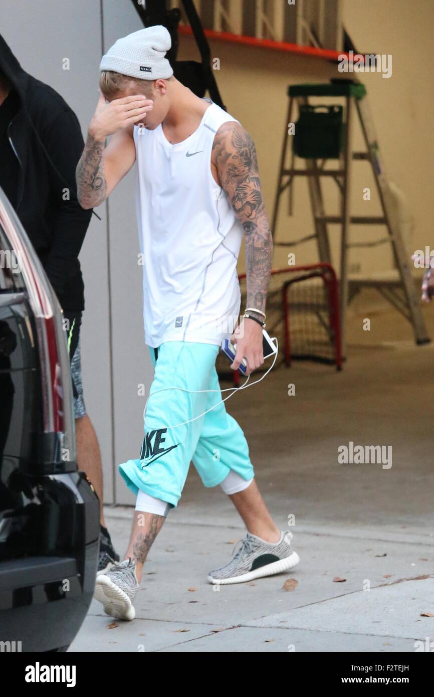 Justin Bieber sale del apartamento de un amigo que llevaba zapatillas Nike  ropa y llevar un iPhone y auriculares con: Justin Bieber donde: Los  Angeles, California, Estados Unidos Cuándo: 23 Jul 2015