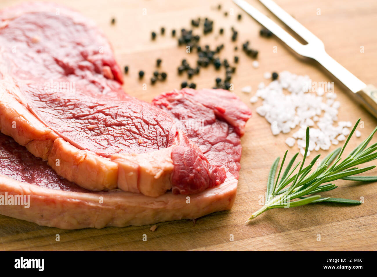 Carne fresca cruda sobre la mesa de la cocina Foto de stock