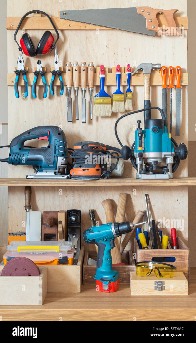 Tablero de herramientas de taller con varias herramientas de mano para la  reparación y la carpintería Fotografía de stock - Alamy