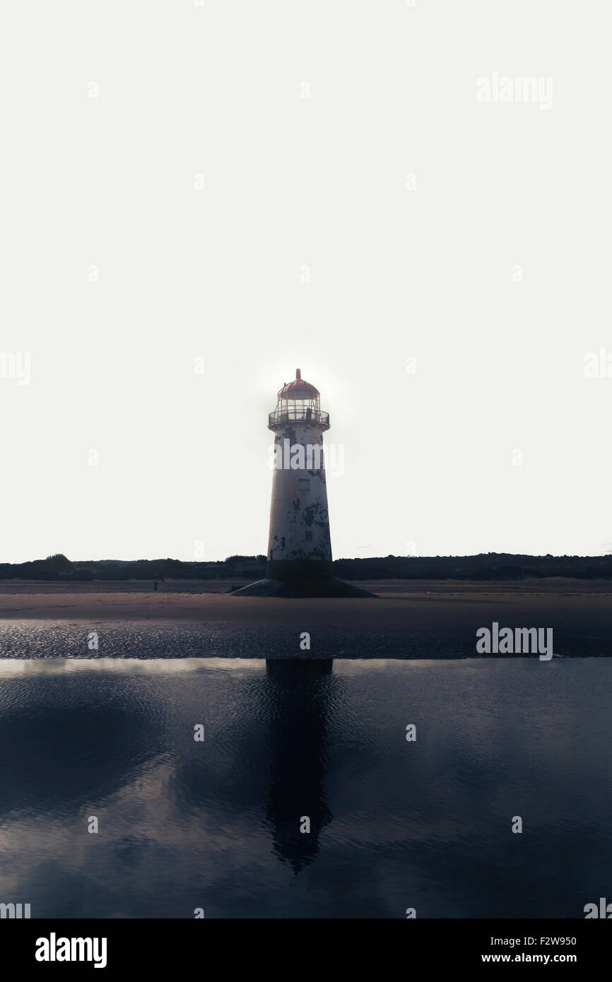 Un faro con su reflejo en el agua Foto de stock