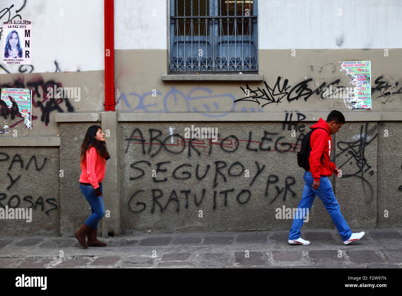 Graffiti en el muro exigiendo el derecho a seguro, legal, el aborto libre para las mujeres, La Paz, Bolivia Foto de stock
