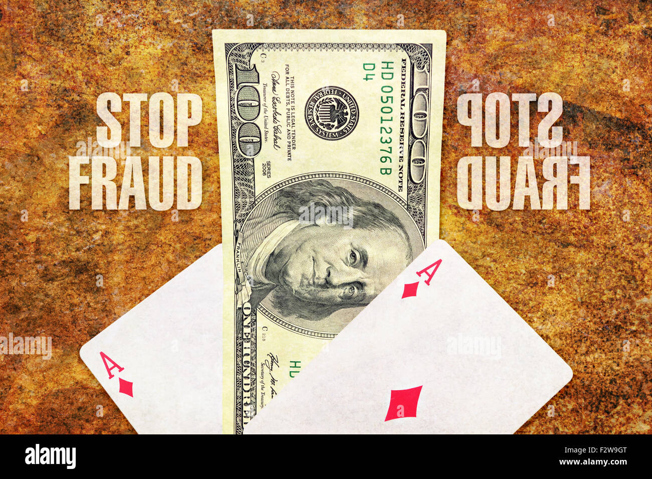 Texto detener el fraude con dos ases y el billete de 100 dólares Foto de stock