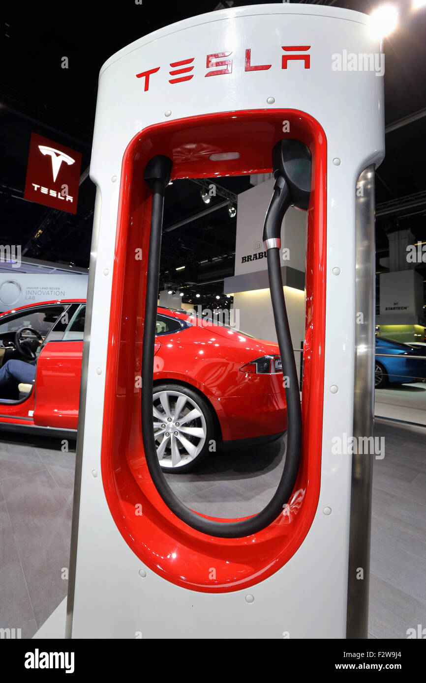 Frankfurt/Alemania, 15.09.2015 - Estación de carga eléctrica Tesla Supercharger en el Tesla stand en la Feria del Automóvil de Frankfurt 2015 Auto Show 2015 en Frankfurt, Alemania. Foto de stock