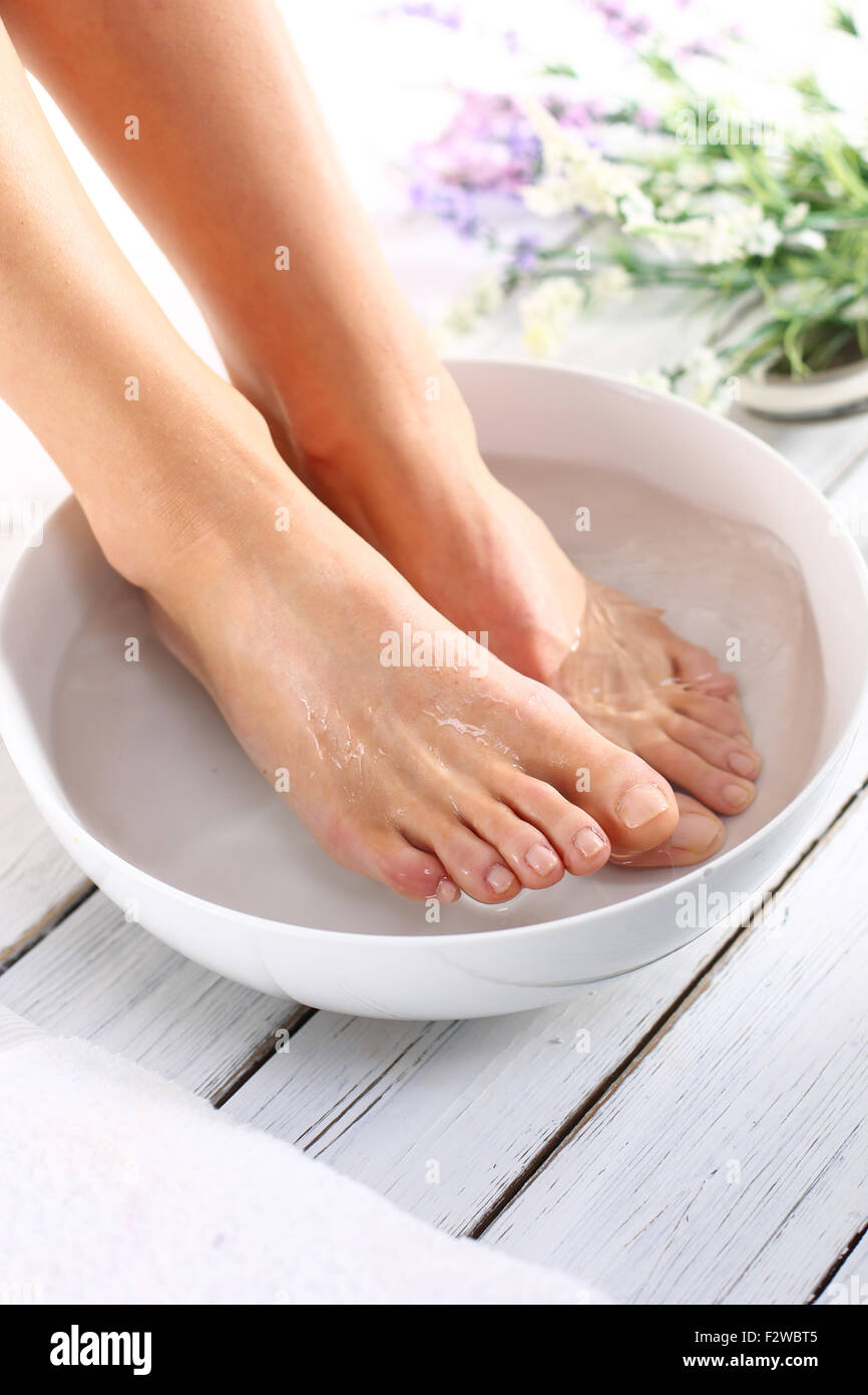 Baño de pies. Relajante baño de pies, momento de relax. Pie scrub,  pedicura, remojar los pies. Baño de pies terapéuticos Fotografía de stock -  Alamy
