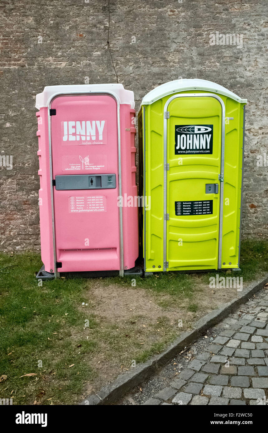 Cabinas de baños públicos para damas y caballeros, Jenny y Johnny  Fotografía de stock - Alamy