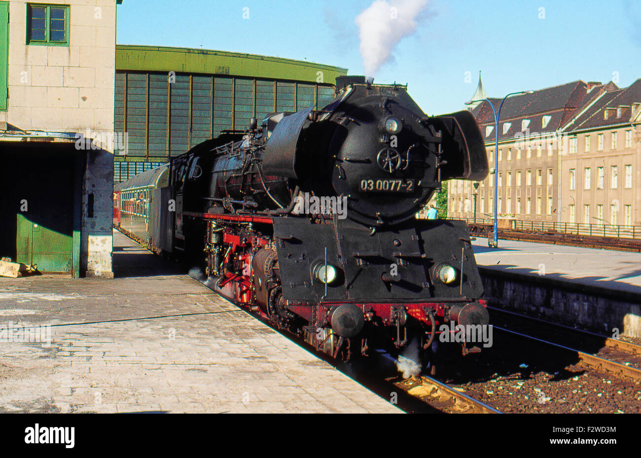 06.06.1976, Berlín, Bundesrepublik Alemania - El 03 0077 de la estación de tren Zoologischer Garten. Este tren expreso era Foto de stock