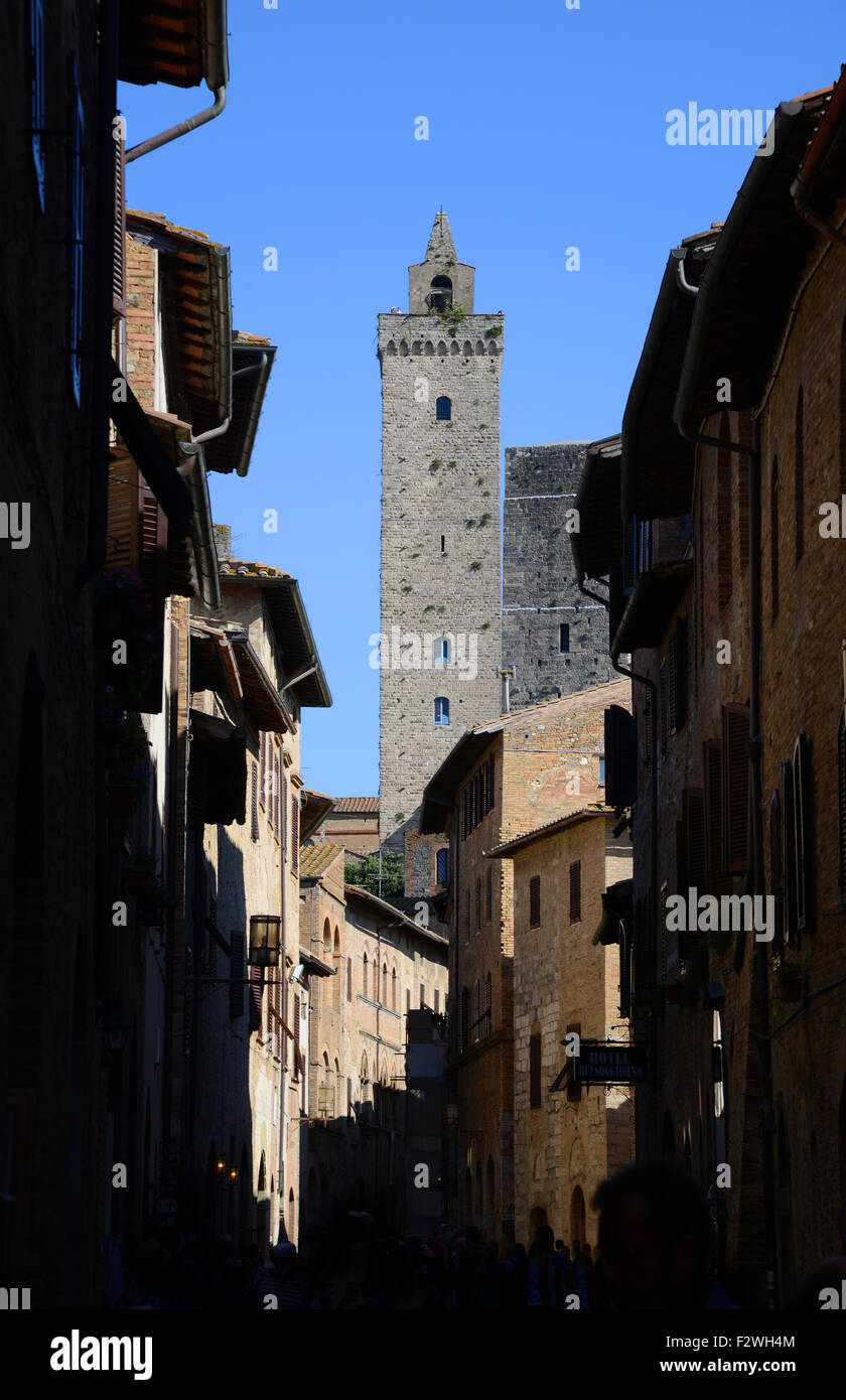 Vista de la torre más alta, la Torre Grossa en la localidad italiana de San Gimignano, en la provincia de Siena, Italia. Foto de stock