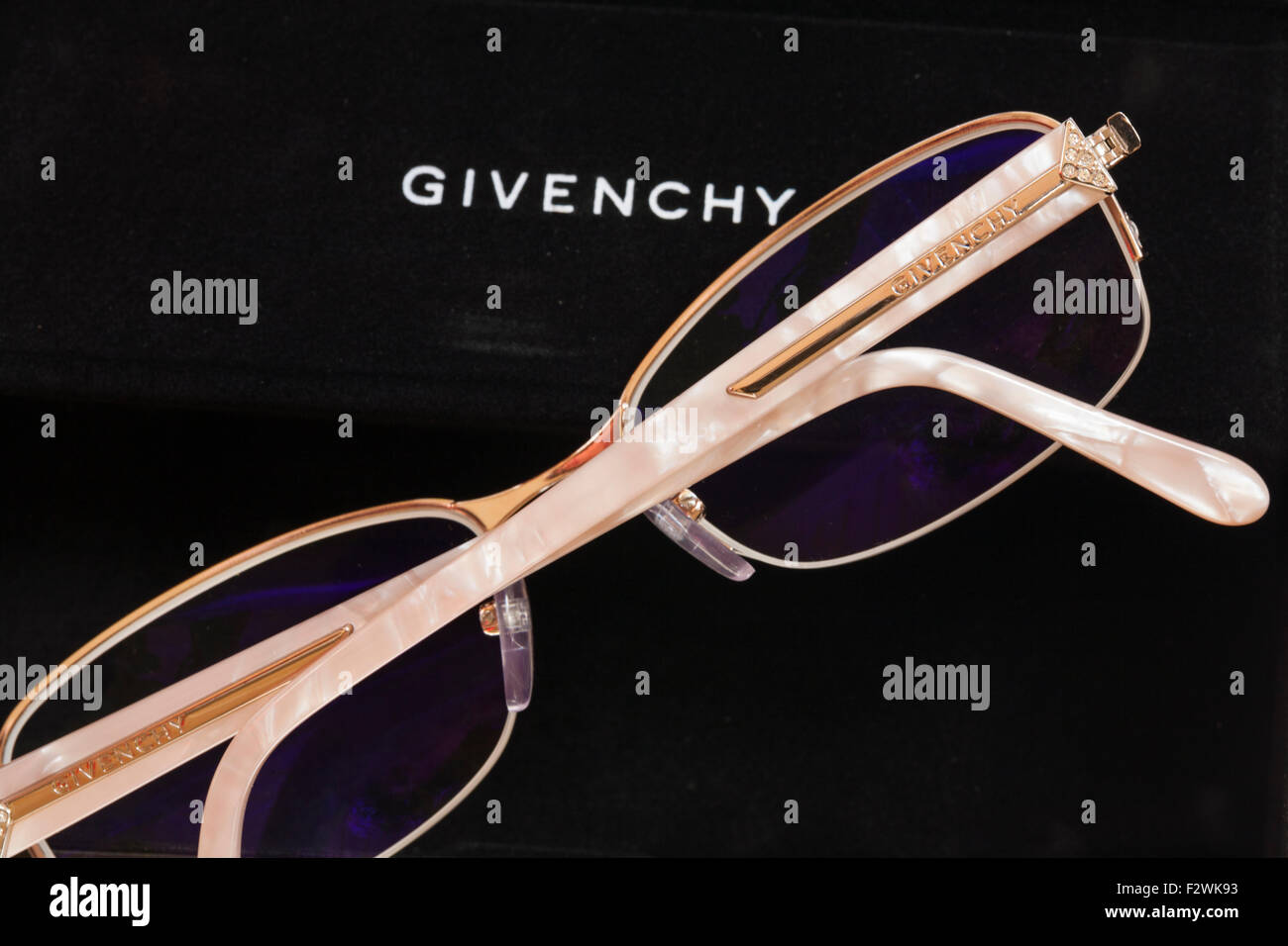 Diseñador de Givenchy gafas con lentes con recubrimiento para uso informático dando tinte azul descansando en caso negro Foto de stock