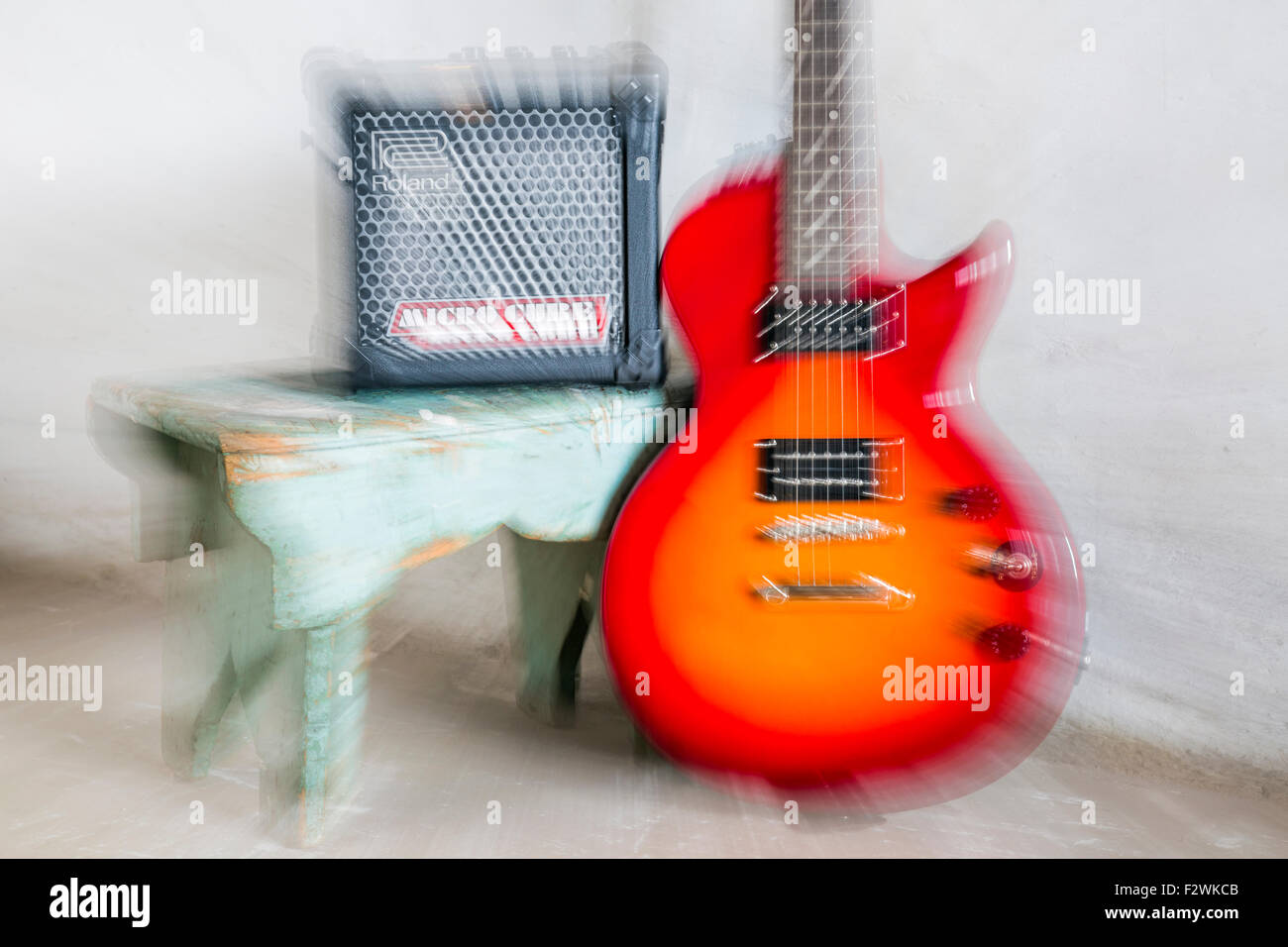 Una fotografía ampliada de un Epiphone guitarra eléctrica y amplificador Roland Micro Cube Foto de stock