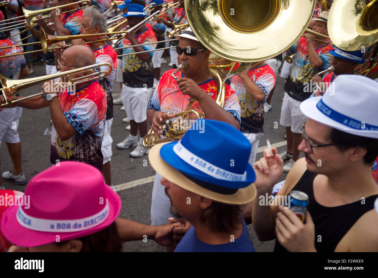 Río de Janeiro, Brasil - Febrero de 2015: La gente baila junto a músicos tocando en una comparsa de carnaval fiesta callejera en Ipanema. Foto de stock