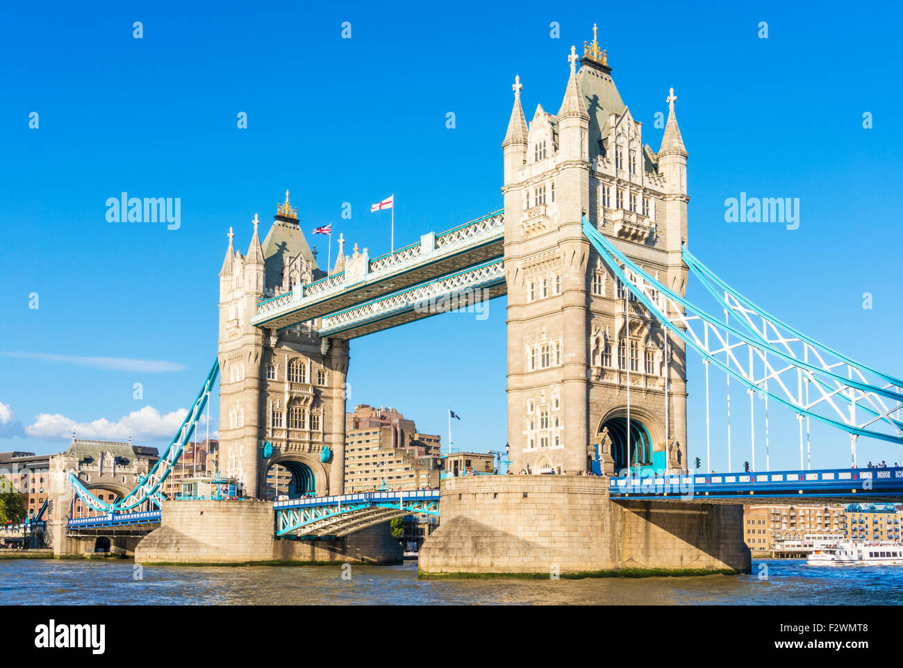 El Tower Bridge y el Río Támesis City de Londres Inglaterra GB UK EU Europa Foto de stock