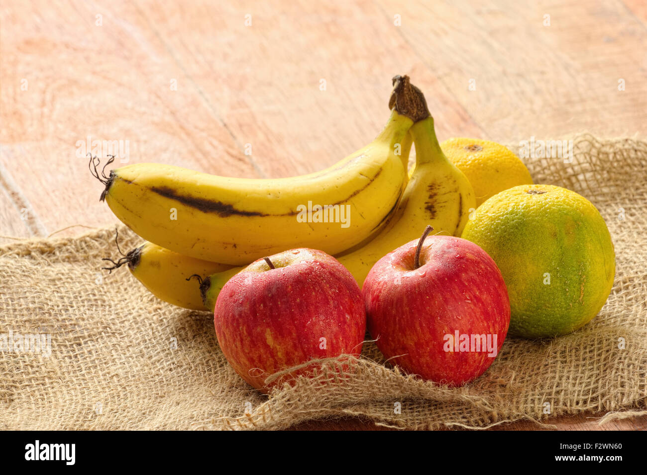 Frutas frescas sobre fondo de madera Foto de stock