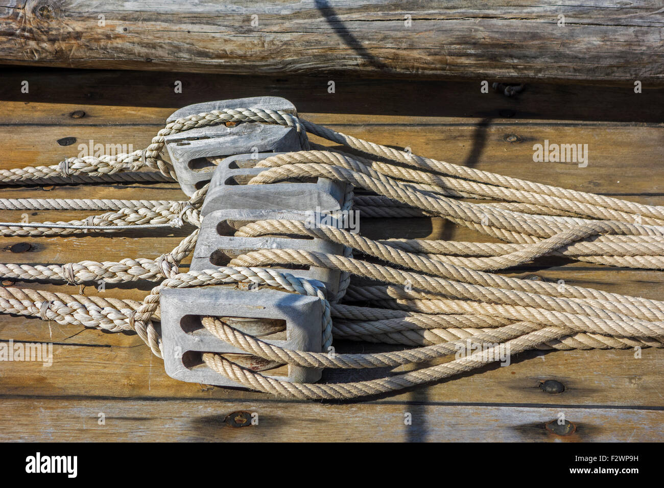 Cuerdas Y Poleas En Barco Fotos e Imágenes de stock Alamy Cuerdas Y Poleas En Barco Fotos e Imágenes de stock Alamy