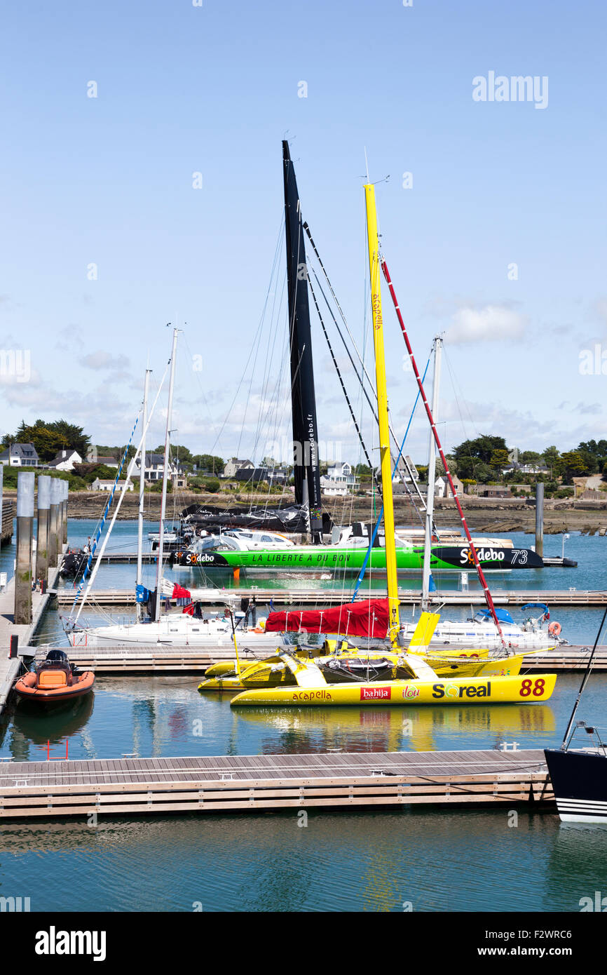 Racing graves los yates en el puerto deportivo en La Trinite sur Mer, Bretaña, Francia Foto de stock