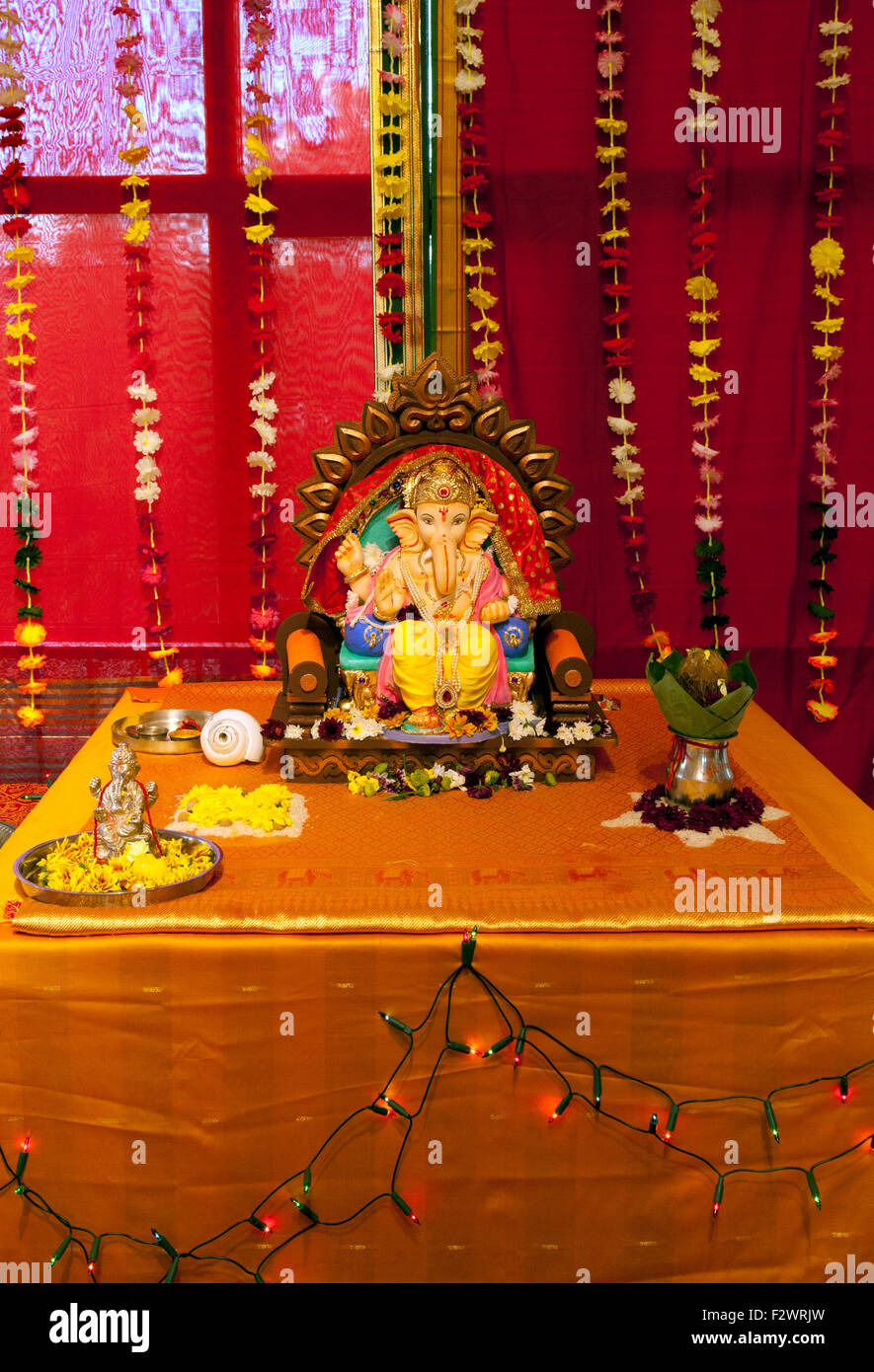Un altar al dios hindú Ganesha o Ganesh, templo hindú de Lectura