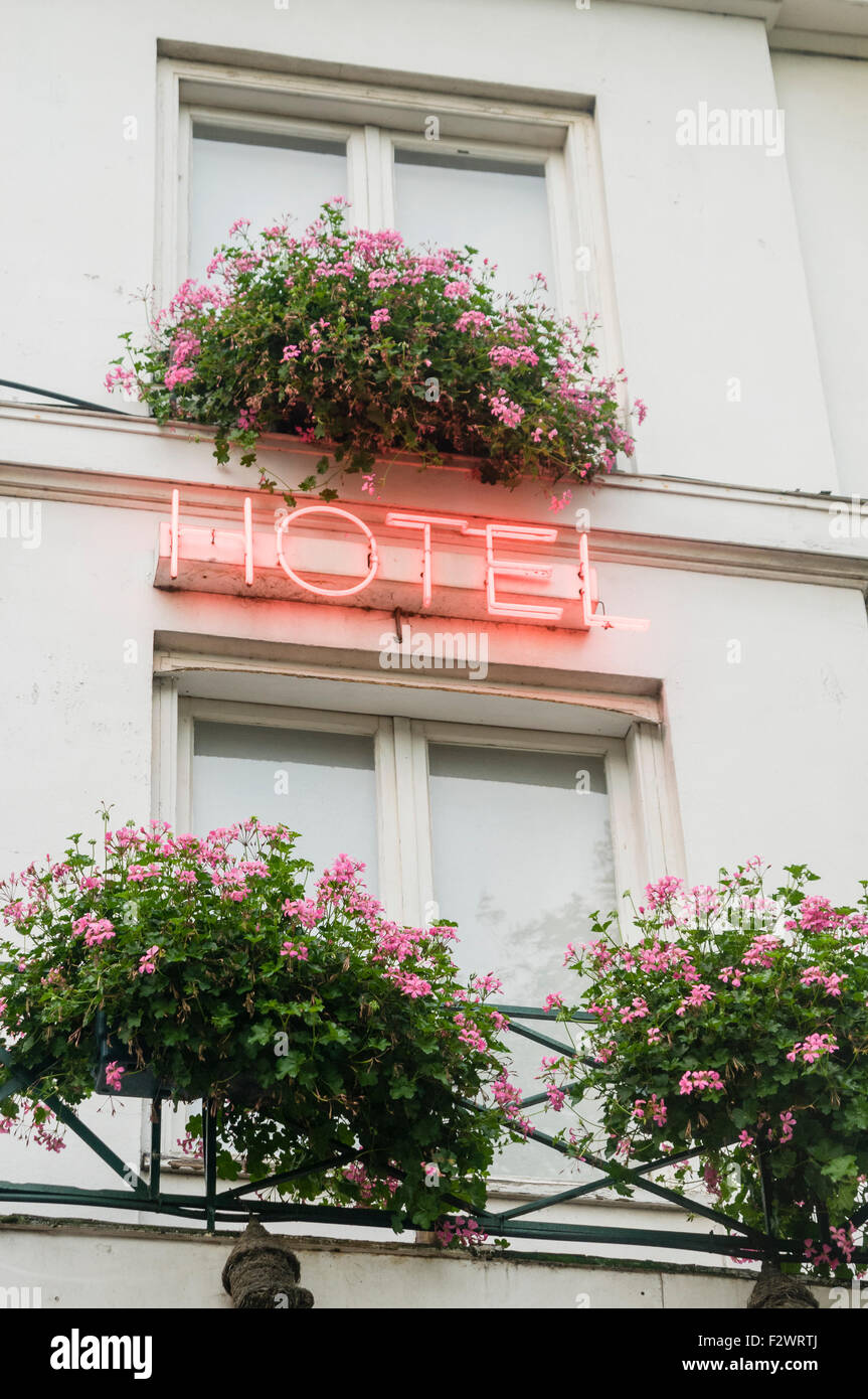 Hotel en Amsterdam con ventanales llenos de flores. Foto de stock
