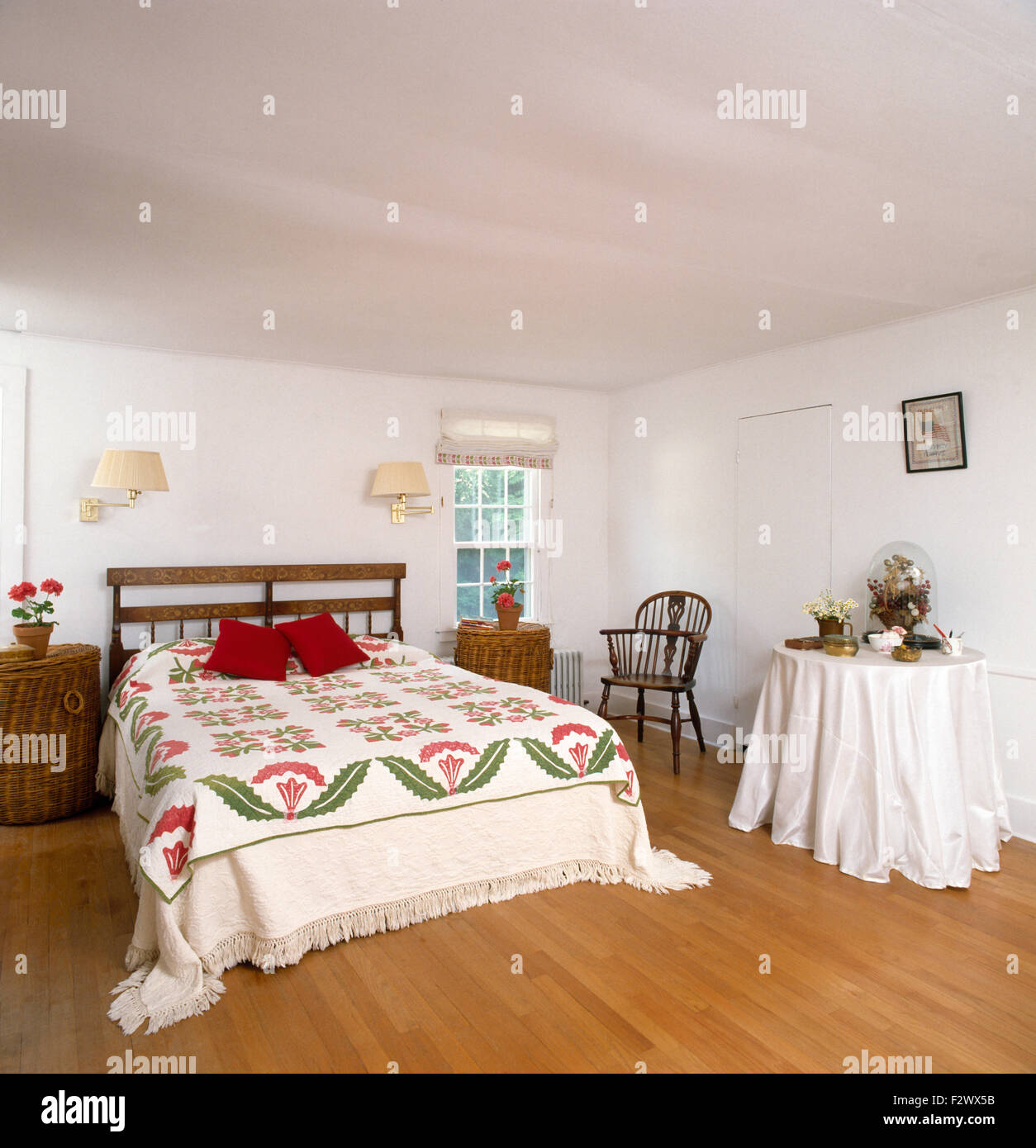 https://c8.alamy.com/compes/f2wx5b/manta-de-cama-en-90-pais-dormitorio-con-pisos-de-madera-y-una-mesa-con-un-pano-blanco-f2wx5b.jpg