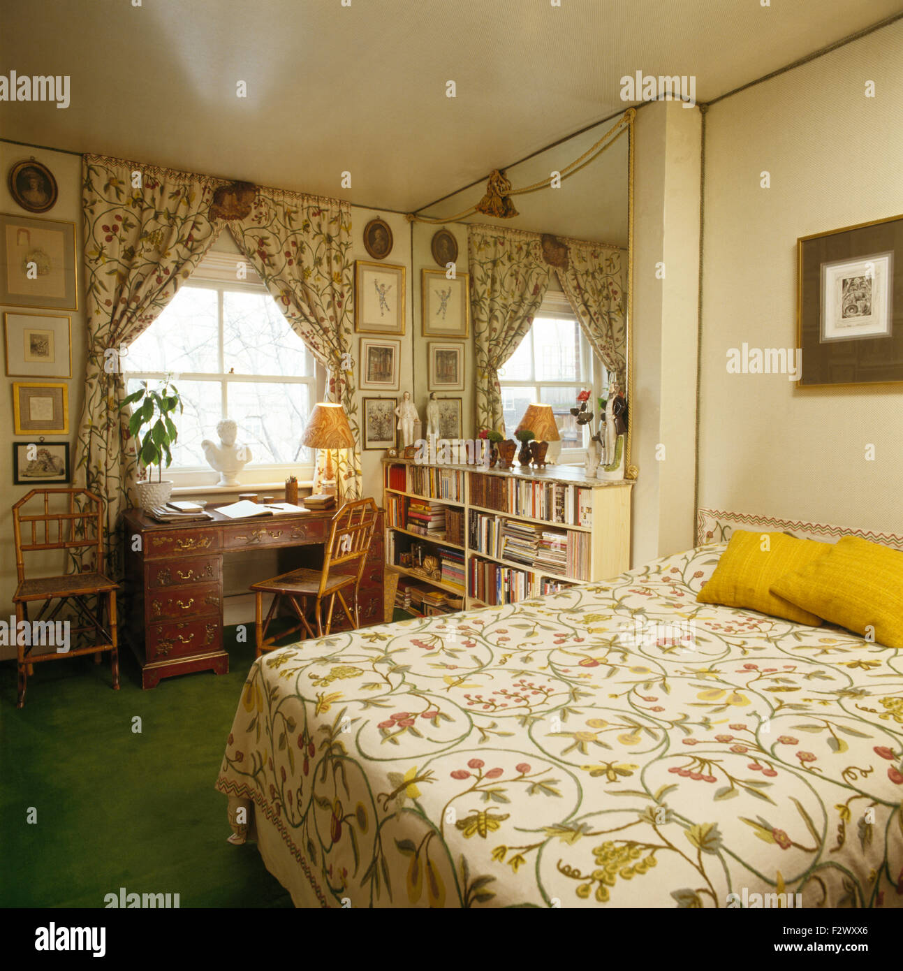 Bedcover Crewelwork y cortinas en 80 dormitorio estudio Foto de stock