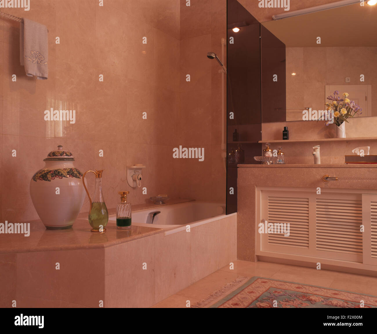 Plexiglás oscuro mampara de ducha sobre la bañera en el moderno cuarto de  baño con azulejos de cerámica española lidded pot en el baño Fotografía de  stock - Alamy