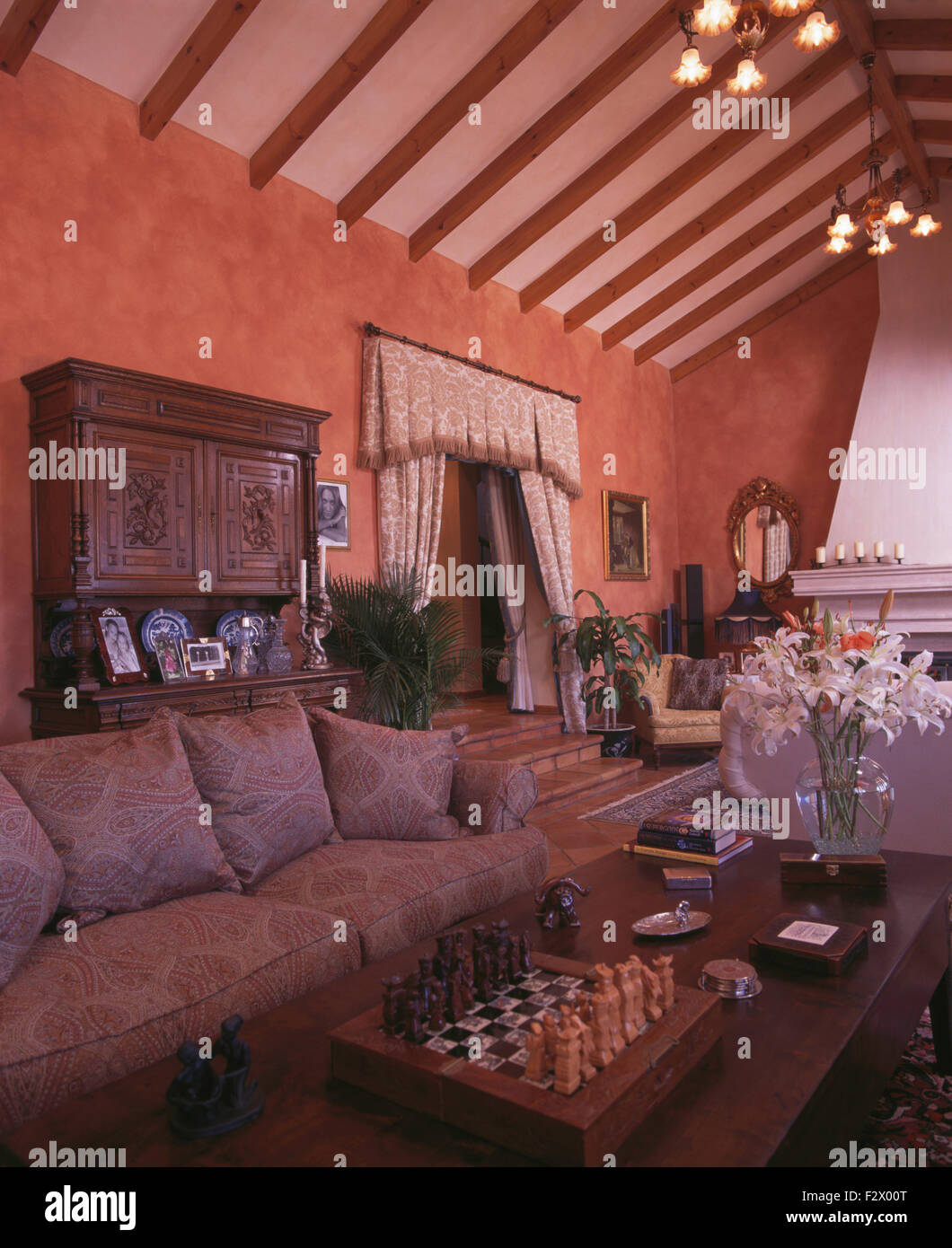 Sofá de color gris pálido, además de la mesa con un juego de ajedrez en  terracota pintada salón Español Fotografía de stock - Alamy