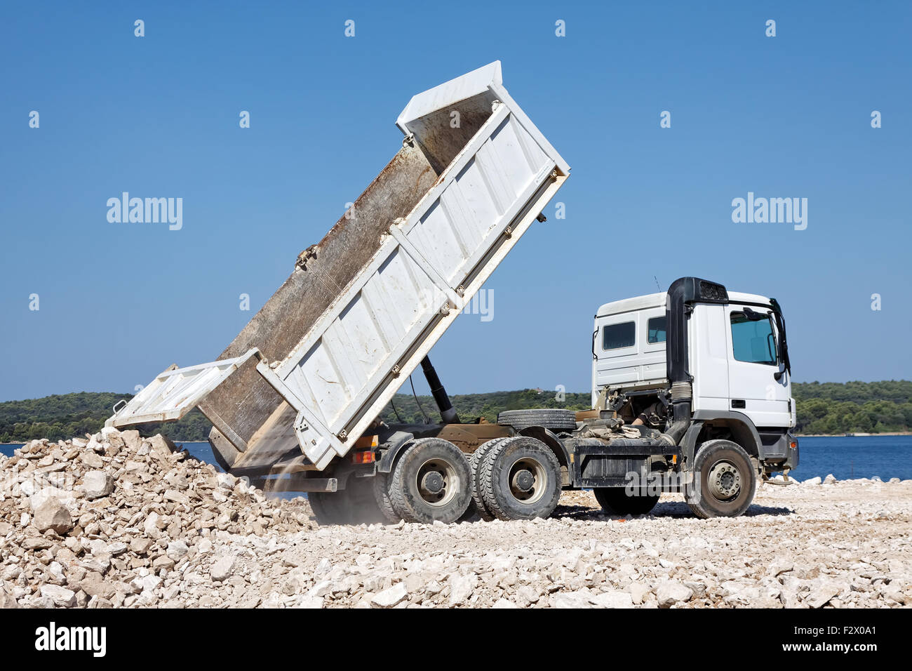 Tipper vehicle fotografías e imágenes de alta resolución - Alamy