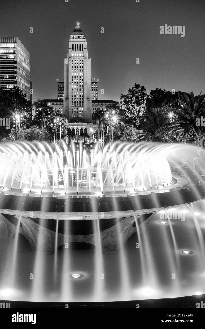 Los Angeles City Hall como se ve desde el Gran Parque por la noche, Los Ángeles, California, Estados Unidos. Foto de stock