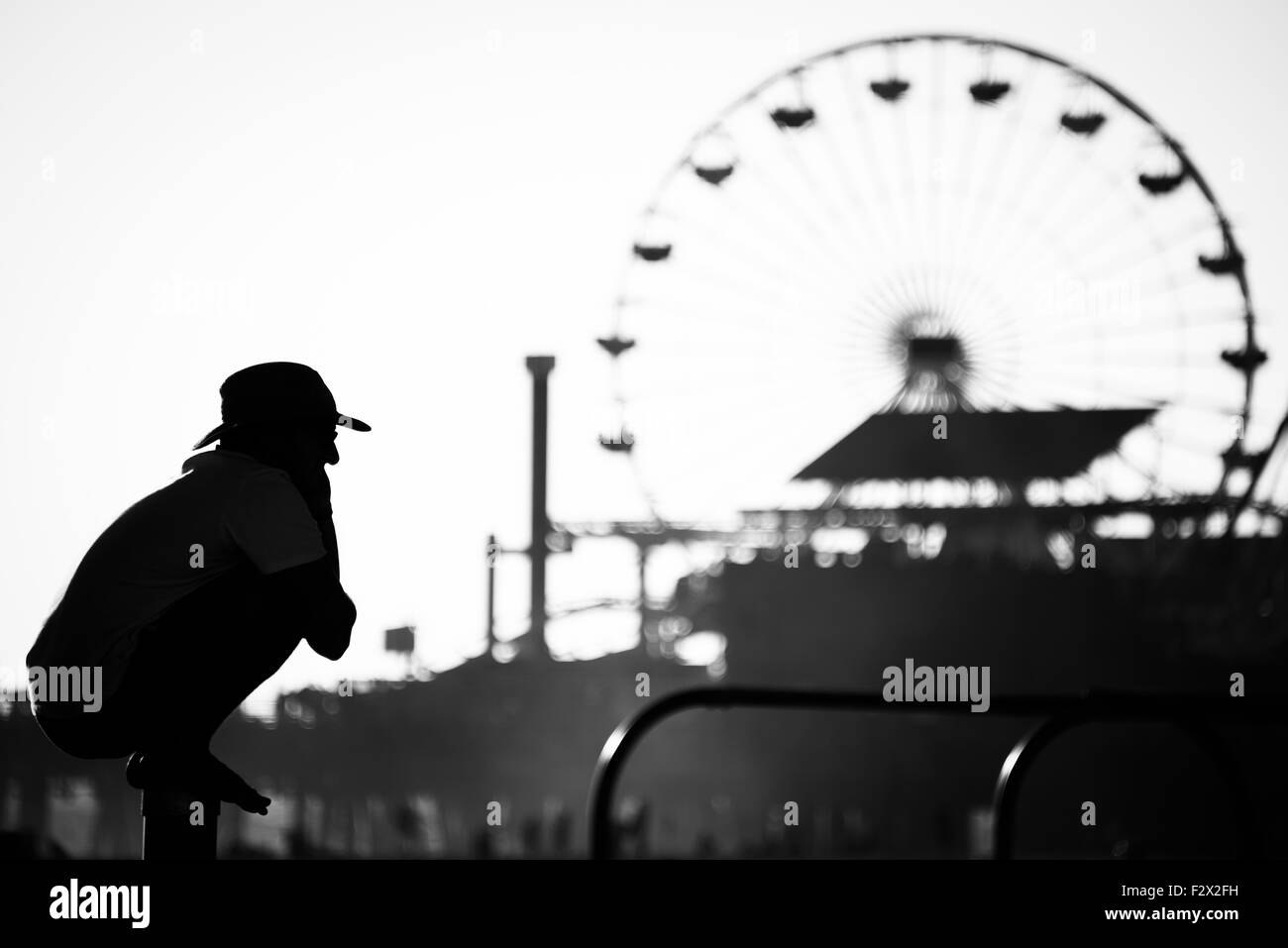 La noria en Santa Monica Pier iluminado al anochecer, Santa Monica, el condado de Los Angeles, California, EE.UU. Foto de stock