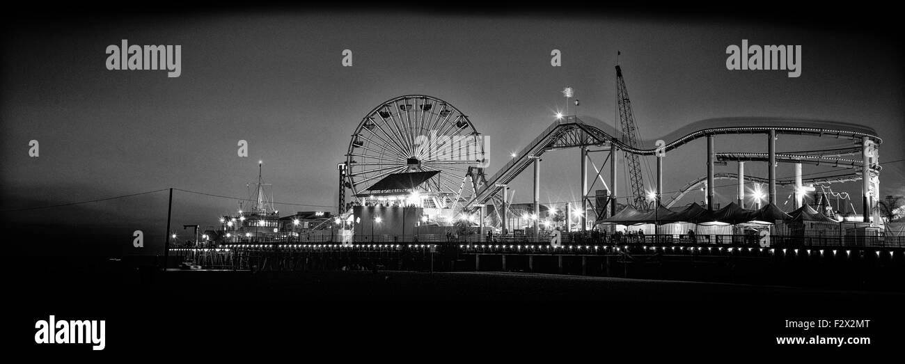 La noria en Santa Monica Pier iluminado al anochecer, Santa Monica, el condado de Los Angeles, California, EE.UU. Foto de stock