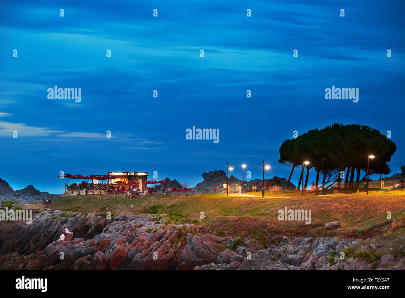 Bar en la playa en el parque de Cotolino Cotolino, Castro Urdiales, Cantabria, España, Europa Foto de stock