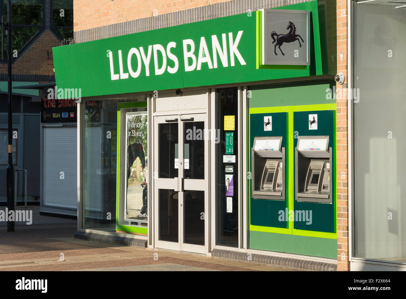 LLoyds Bank, Willow Place Shopping Center, Corby, Northamptonshire, Inglaterra, Reino Unido Foto de stock
